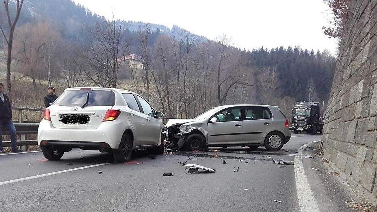 Zwei Autos krachten auf der B70 frontal zusammen