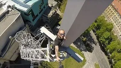 Wolken-kratzen in Graz: "Urban Monkeys" auf dem Lichtschwert vor der Grazer Oper