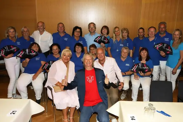 Sigrid Wimmer Obfrau vom Helmut Hussler Fanclub (mit 26 Personen) und extra aus BRD-Wetzlar ist Manuela Grün 900 km dafür angereist.