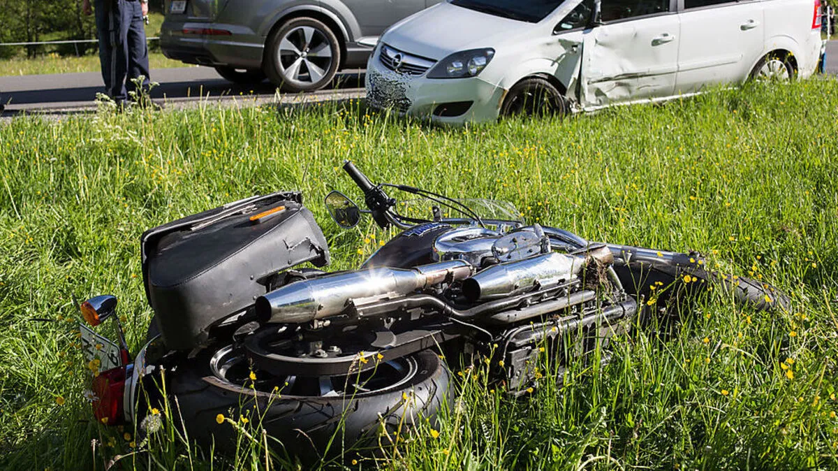 Motorrad prallt gegen Auto: Zwei Personen wurden schwer verletzt