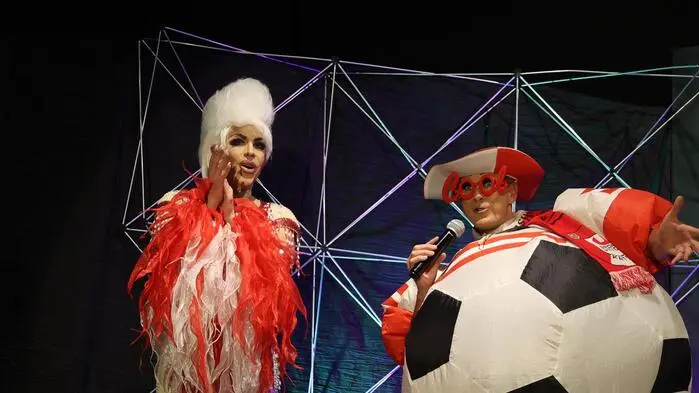 „Saschas Travestie-Show“ bot einen Abend voll Glitzer und Glamour. Klicken Sie sich durch die Bilder!