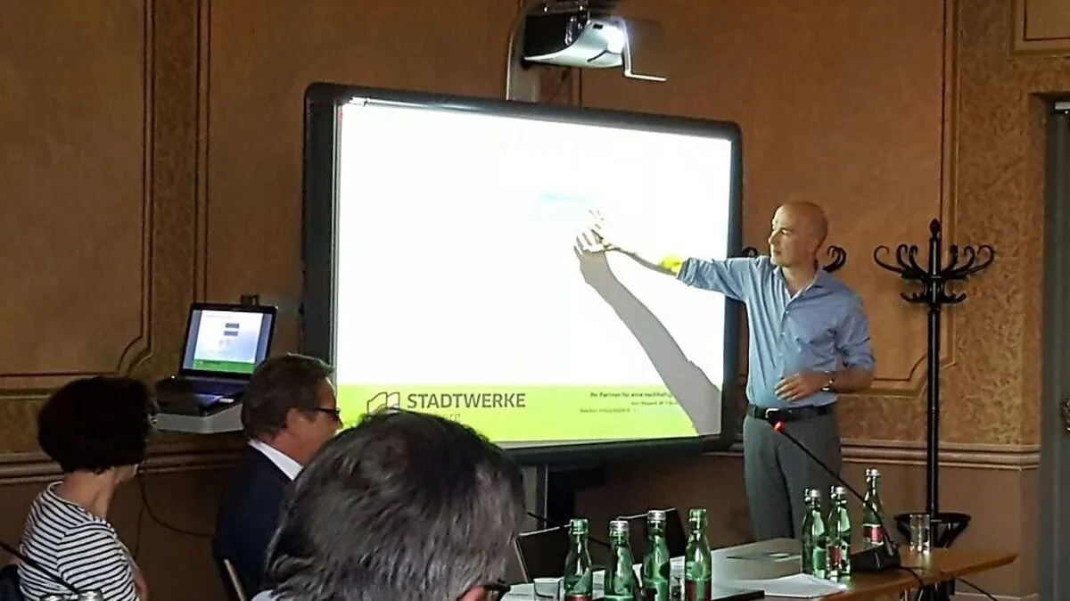 Peter Pilz, interimistischer Geschäftsführer der Stadtwerke Hartberg, erläuterte im Gemeinderat die Übertragung der Wohnungen und die gesellschaftlichen Verflechtungen