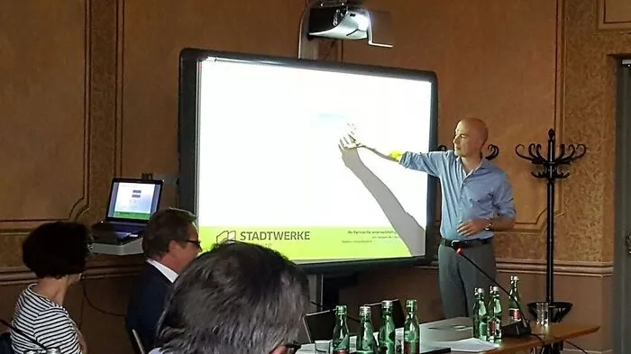 Peter Pilz, interimistischer Geschäftsführer der Stadtwerke Hartberg, erläuterte im Gemeinderat die Übertragung der Wohnungen und die gesellschaftlichen Verflechtungen