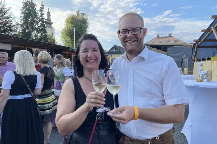 Gemeinderat Vitus Riedl besuchte die Eröffnung mit Gattin Verena.