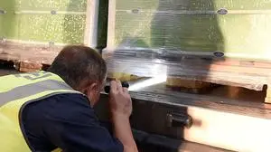 ABD0164_20150830 - NICKELSDORF - ÖSTERREICH: Ab Sonntag Abend, 30. August werden an den Grenzen in der Ostregion bis auf unbestimmte Zeit größere Fahrzeuge mit möglichen Verstecken für Geschleppte von der Exekutive angehalten und kontrolliert. Im Bild: Schwerpunkt Kontrolle an der Grenze zu Österreich am Sonntag, 30. August 2015 in Nickelsdorf. - FOTO: APA/HERBERT P. OCZERET