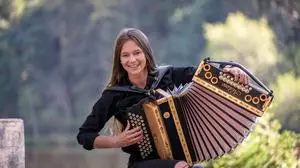 Erst 18 Jahre alt, aber schon viele Jahre im Geschäft. Melanie Brugger führt ein Leben zwischen Klassenzimmer und Tonstudio