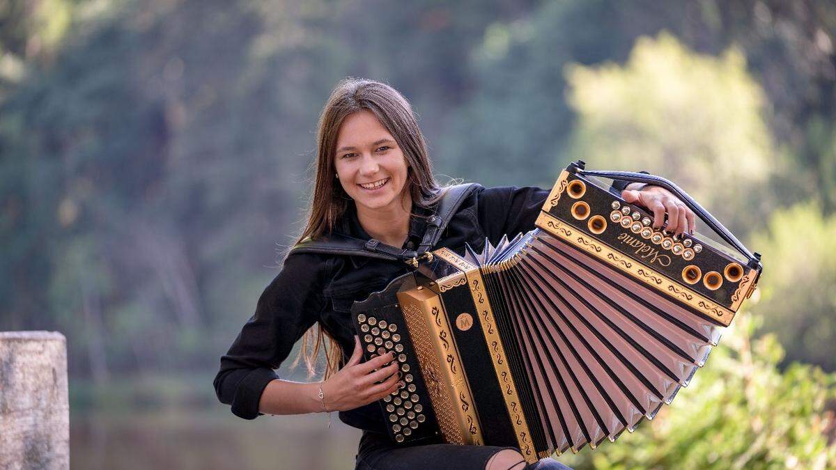 Erst 18 Jahre alt, aber schon viele Jahre im Geschäft. Melanie Brugger führt ein Leben zwischen Klassenzimmer und Tonstudio