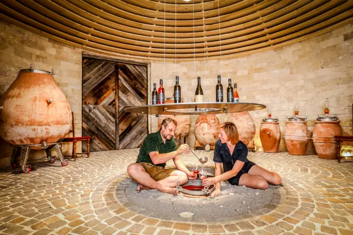 Alexander und Petra Egger vom Bio Weinbau Sternberg präsentieren bei „Wein on Tour“ ausgewählte Weine aus biologischem Anbau