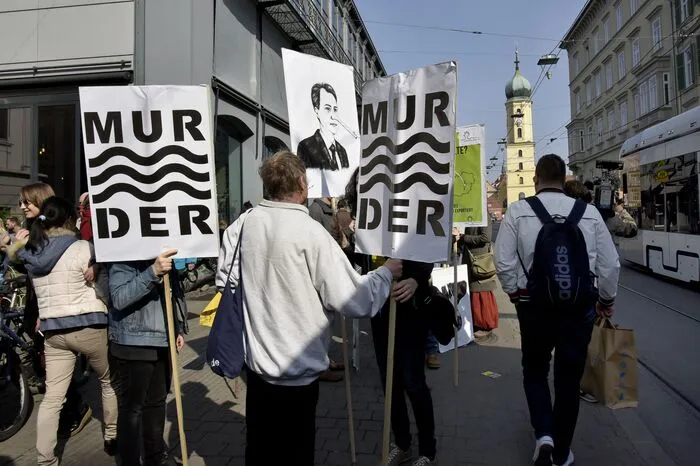 Mit Transparenten und Parolen und unterstützt von Trommeln und Trillerpfeifen zogen an die 900 Demonstranten vom Südtirolerplatz durch die Innenstadt zum Tummelplatz.