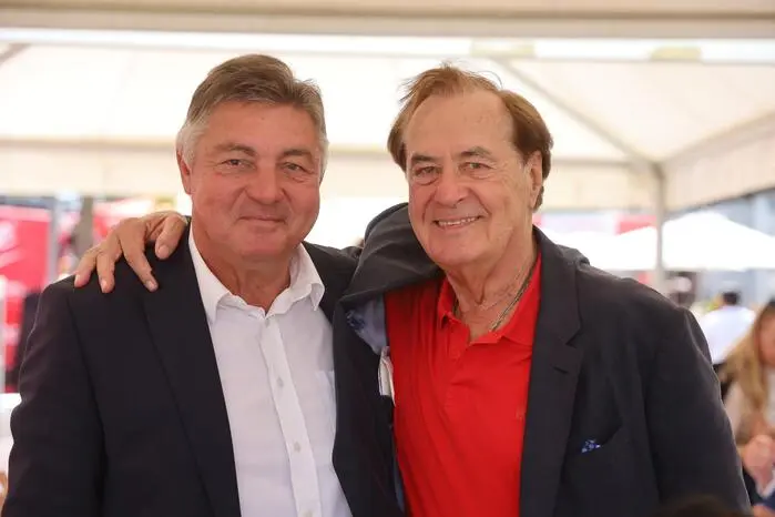 Der Grundstein für den Baumarkt wurde im Jahr 1976 gelegt. „Was damals von uns initiiert wurde, ist heute ein vielseitiger Partner rund um das Bauen, Wohnen und Gestalten. Mit dem Übergang zu Lederhaas sind die Werte Handschlagqualität, Verlässlichkeit und persönliche Beratung dieselben geblieben“, sagten Hans Roth und Günther Lederhaas.