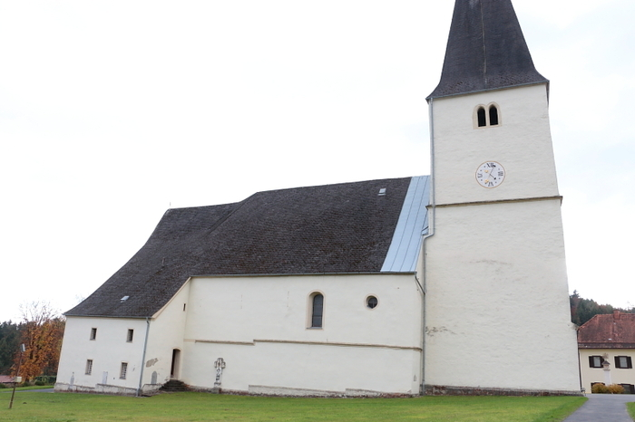 Im Anschluss an den Gottesdienst nahm Pfarrer Wladyslaw Zdeb die Weihe vor, die vom Kirchenchor musikalisch umrahmt wurde. 