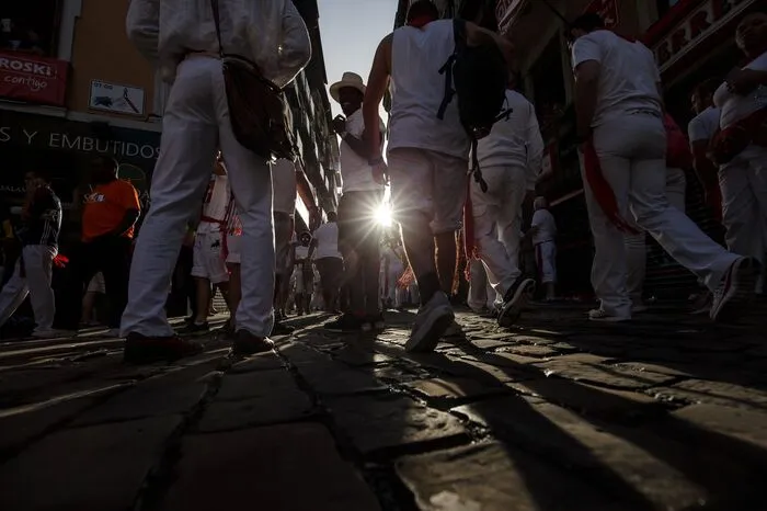 "Viva San Fermin!", schrien die Menschen, die auch sangen, tanzten und die traditionellen roten Halstücher schwenkten. Die erste Stierhatz findet trotz erneuter Proteste von Tierschützern am Freitag statt.