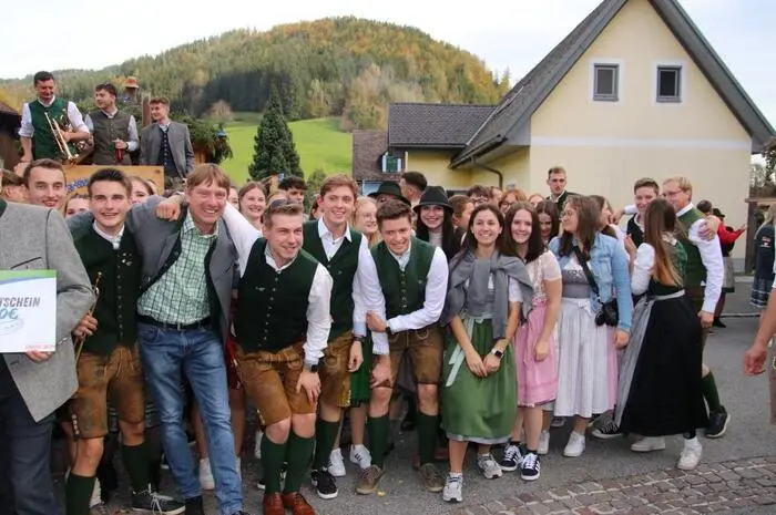 Zum Abschluss wurde mit großer Spannung erwartet, an welche Ortsgruppe die Bezirksfahne übergeben wird. Diese Fahne erhält man für jeweils ein Jahr als Auszeichnung für hervorragende Landjugend-Arbeit.