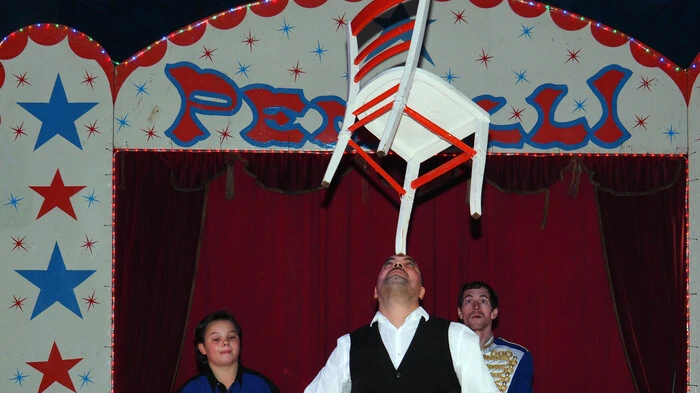 Bis zum sechsten Jänner spielt der Circus Penelli in Klagenfurt in der Rosentaler Straße auf Höhe der Firma Stroh. Kamele, Ponys und Ziegen dürfen die Gäste in der Pause der mit viel Akrobatik spannend gestalteten Zirkusaufführung streicheln. Ein Anruf unter (0 67 6) 56 10 742, ob die täglich für 15 Uhr geplante Aufführung im beheizten Zelt stattfindet wird empfohlen. Sonntags haben Mütter freien Eintritt, Donnerstag und Freitag zahlen Eltern Kinderpreise.