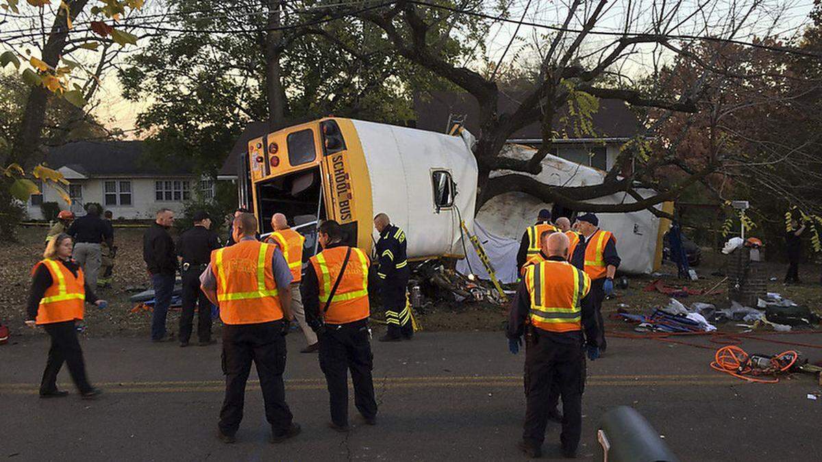 Der Bus war gegen einen Baum geprallt