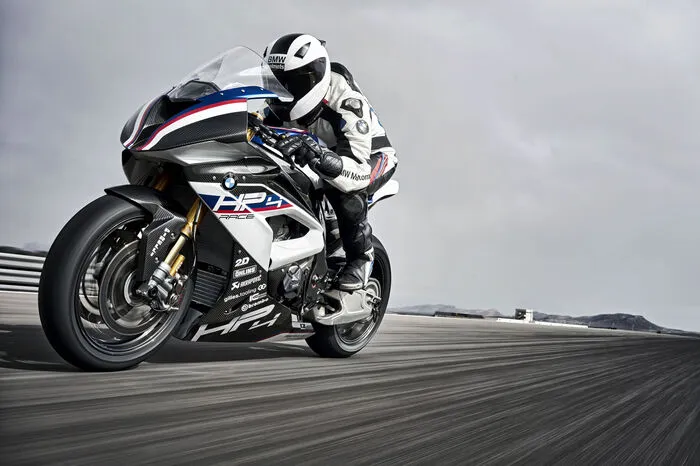 Sowohl die Upsidedown-Gabel als auch das Federbein stammen vom schwedischen Herstellers Öhlins und werden baugleich auch in der Superbike-WM sowie in der MotoGP eingesetzt. Bei der aus Fräs- und Blechteilen gefertigten Leichtmetall-Unterzugschwinge handelt es sich ebenfalls um Exemplare aus der Superbike-WM.