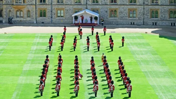 Mit einer schlichten Zeremonie ist die britische Königin Elizabeth II. auf Schloss Windsor zu ihrem 94. Geburtstag gefeiert worden.