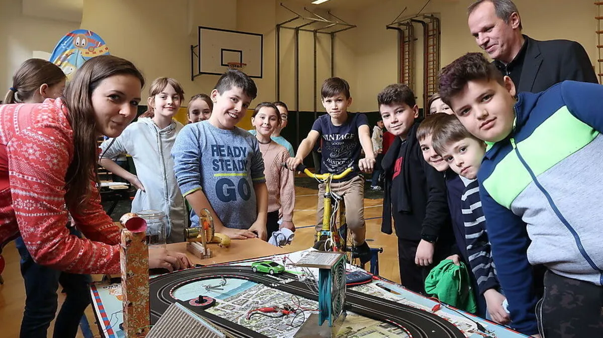 Ernst Muhr (rechts hinten) und Alessa Köck (links) klären über Strom auf