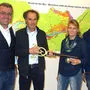 Elisabeth Schwaiger mit Gatten Walter nimmt die Schlüssel symbolisch von Bürgermeister Peter Koch (l.) und Hans Feier entgegen