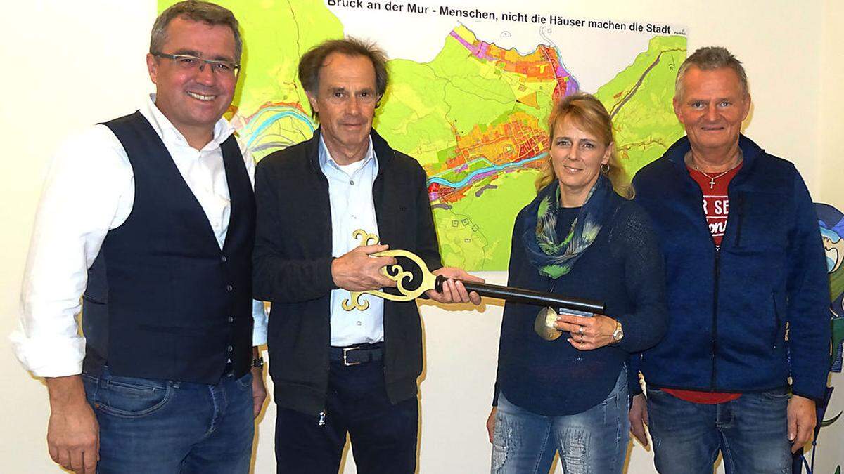 Elisabeth Schwaiger mit Gatten Walter nimmt die Schlüssel symbolisch von Bürgermeister Peter Koch (l.) und Hans Feier entgegen