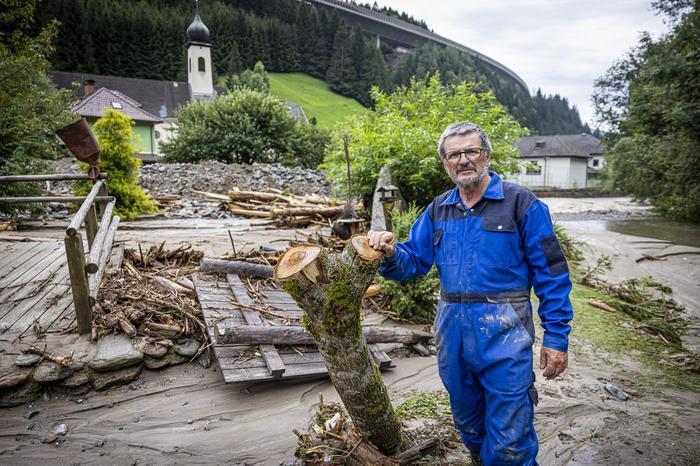 Hinter Peter Kassmannhuber sieht man, was der Bach angeschwemmt hat: Äste, Bretter und Steine