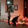 A couple light up some candles in  front of a restaurant the place of the terrorist attack in Vienna, Austria on November 4, 2020. - More details emerged on November 4, 2020 about the attacker who killed four on in Vienna before being shot dead by police, described as a "lost soul" of 20 already jailed once for support of the "Islamic State" (IS) group. (Photo by JOE KLAMAR / AFP)