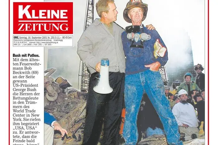Mit dem ältesten Feuerwehrmann Bob Beckwith (69) an der Seite hält Bush eine Rede in den Trümmern des World Trade Centers.