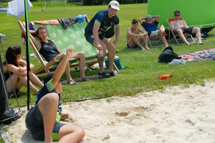 „Footvolley“ ist eine spektakuläre Sportart, die die Technik des Volleyballs mit den Fähigkeiten des Fußballs vereint und eine unglaubliche Sportlichkeit erfordert. 