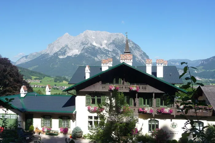 Der schmucke Eingangsbereich der Villa. Die beste Aussicht hat man auf der Terrasse auf der gegenüberliegenden Seite.