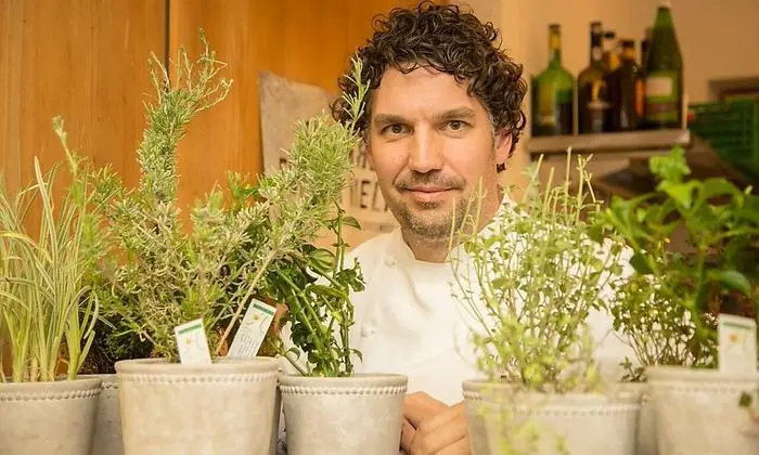 Thorsten Probost inmitten seiner Kräuter