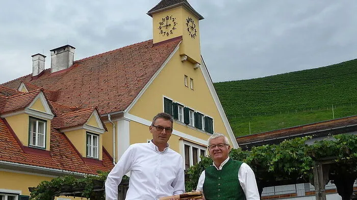 Anton Gumpl übergibt die Stafette symbolisch an Reinhold Holler 	 