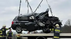 Die Unfallwracks wurden vom Abschleppunternehmen abtransportiert