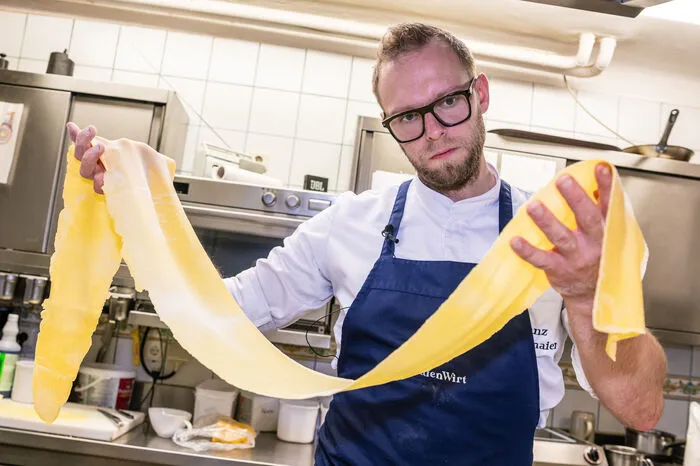 Franz Danklmaier macht den Check und überprüft, ob die Dicke stimmt.