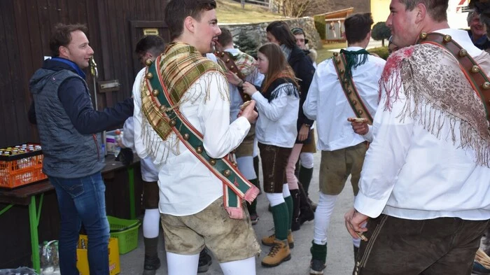 Vom Wegauskehrer, Glock- und Schellfaschinge, Hochzeitseinlader, Bauer mit Bäuerin, Pferd mit Knecht bis hin zu den vielen Vetteln:  Ab halb 5 Uhr morgens ging es am Rosenmontag für die Faschingrenner von Haus zu Haus.