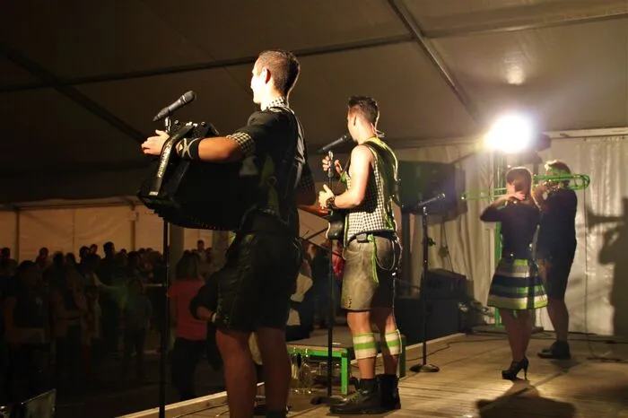 Nach dem Ende des offiziellen Teils kündigten sich die Draufgänger an. Bis Mitternacht heizten sie im Zelt ein und lockten mit ihren Klassikern "Die Hektar hat" und "Pocahontas" sogar die jüngsten Besucher auf die Tanzfläche.