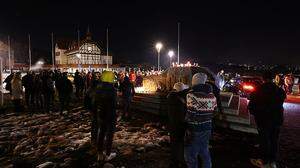 Hunderte Autofans trauerten beim Granit-Denkmal in Reifnitz ums GTI-Treffen am Wörthersee