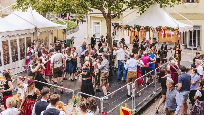 Heute wird am Unteren Kirchenplatz Gstanzl gesungen, begleitet von Conny Bürgler von Servus TV von 