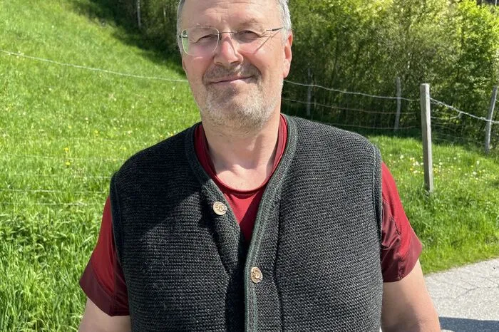 Amtstierarzt der Bezirkshauptmannschaft Liezen und Rissgutachter Wilfried Laubichler. Er geht davon aus, dass es sich um einen allein herumziehenden Wolf handelt, allerdings: "Das Ennstal ist prädestiniert, dass sich hier einer niederlässt, vor allem, wenn sich ein Weibchen findet."
