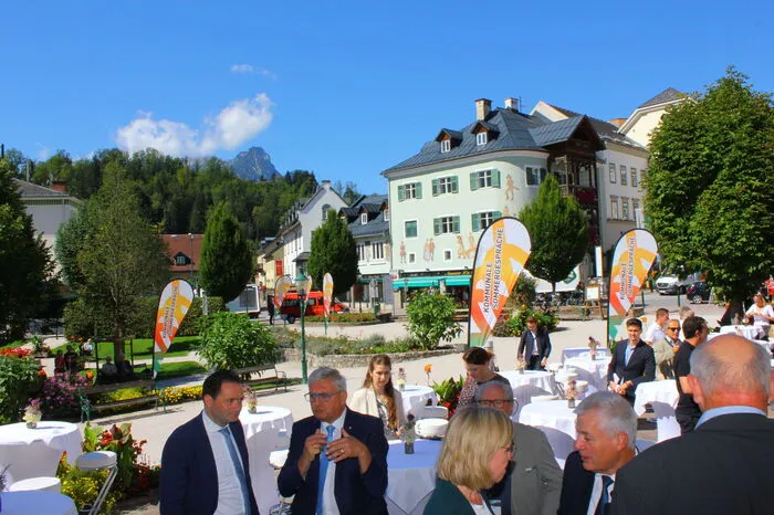 Small-Talk bei Kaiserwetter vor dem Ausseer Kur- und Congresshaus