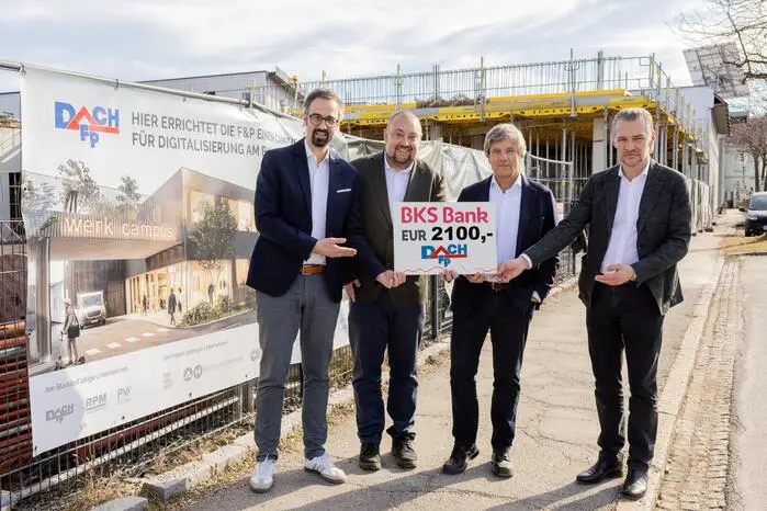 Die Mitarbeiter der Firma FP-Dach Fleischmann und Petschnig sammelten eifrig für „Kärntner in Not“. Bernd Platzer, Otmar Petschnig und Markus Ronacher (von rechts) übergaben 2100 Euro für nachhaltige Hilfe an „Kärntner in Not“. 