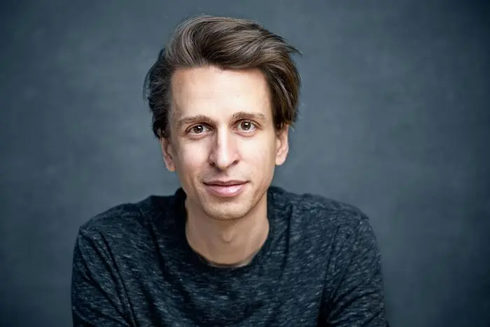 Porträtbild von Sebastian Theissing-Matei