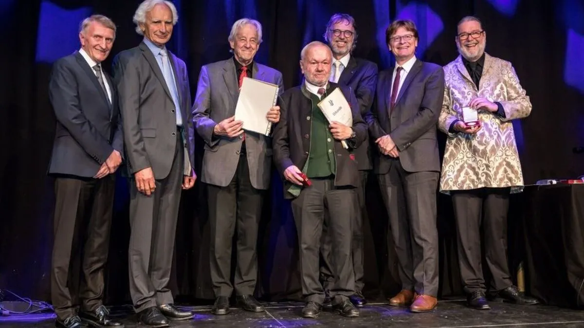 Hans Sünkel, Karl Kalcics, Werner Hollomey, Rüdiger Malli, Gerwin Müller, Gerhard Bisovsky und Hannes Galter (von links) bei der Ehrung