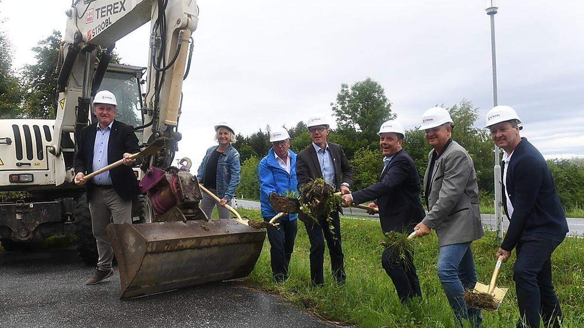 Vertreter der Gemeinden Gleisdorf und Hofstätten, der Baufirma und Projektplanung beim Spatenstich in Hofstätten