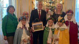 Die Sternsingergruppe aus Mureck überbrachten dem Bundespräsidenten steirische Geschenke und Friedenswünsche