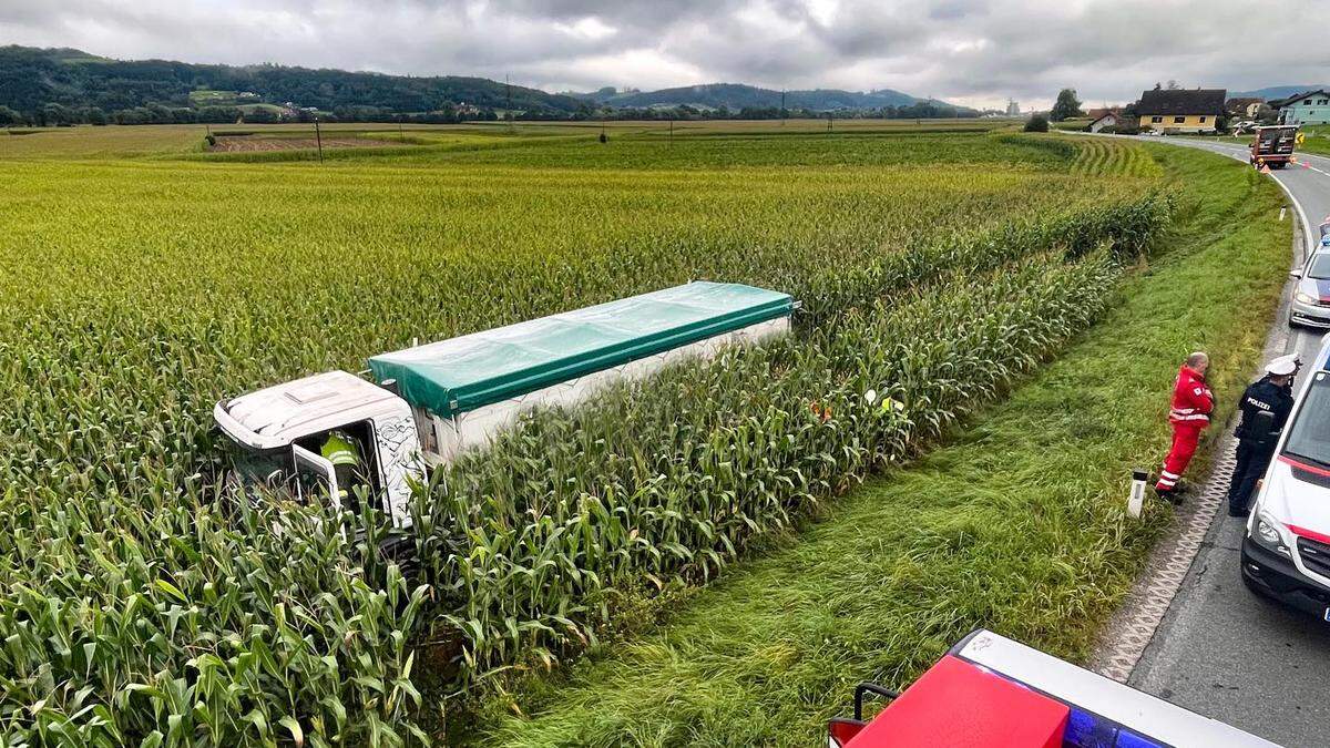 Der Lkw kam von der Straße ab und landete in einem Maisacker