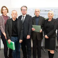 Landesrat Christopher Drexler mit den Mitgliedern der Expertenkommission