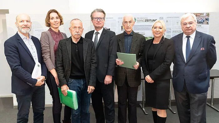 Landesrat Christopher Drexler mit den Mitgliedern der Expertenkommission