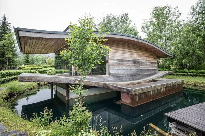 Das Schwimmhaus ist autark. Die Stromerzeugung erfolgt über Photovoltaikanlagen und Speicher.