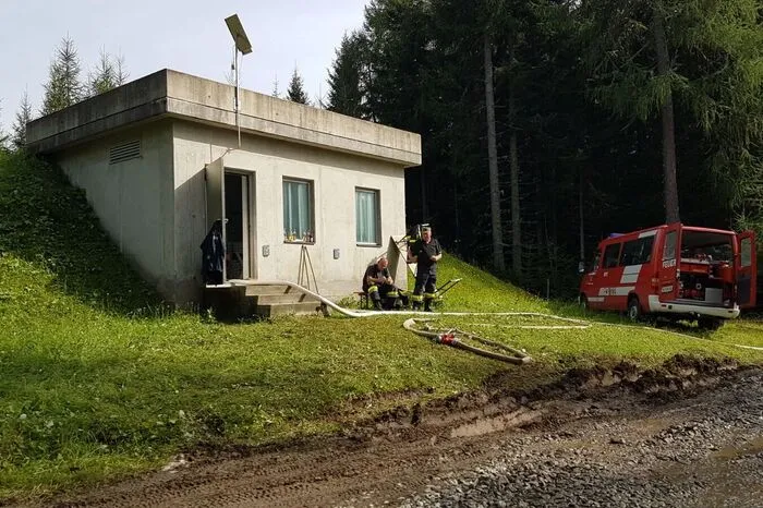 Einer der zu befüllenden Hochwasserbehälter - von außen...