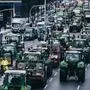 Hamburg, 8. Januar 2024 - Landwirte protestieren als Reaktion auf die Sparpläne der Bundesregierung. Der Bauernverband hat im Rahmen einer Aktionswoche zu Kundgebungen und Sternfahrten aufgerufen. *** Hamburg, January 8, 2024 Farmers protest in response to the German governments austerity plans The farmers association has called for rallies and rallies as part of a week of action PUBLICATIONxINxGERxSUIxAUTxHUNxONLY